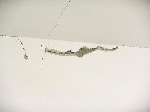 墻面開(kāi)裂、發(fā)霉怎么辦？